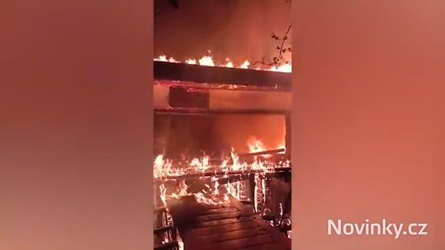 U Divoké Šárky v Praze hořel altán a střecha restaurace